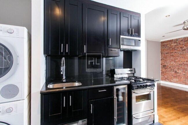 Photo - E 100TH ST. Unidad 5A