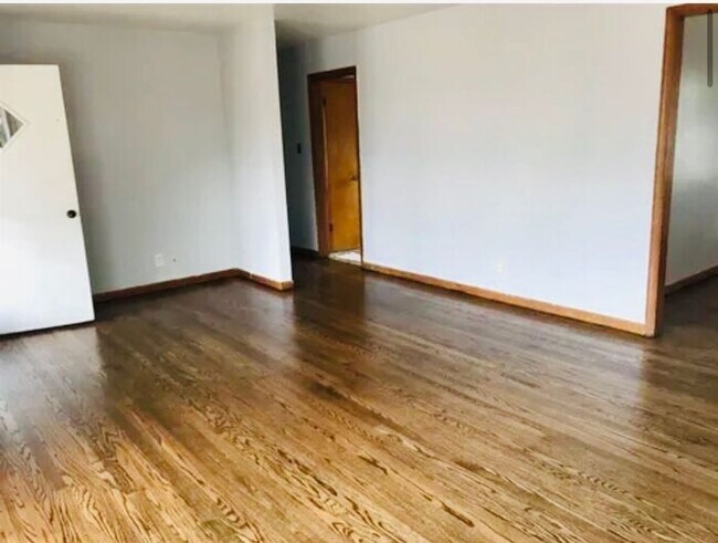 Photo - Fenced yard!