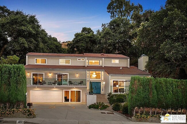 Building Photo - 2612 E Chevy Chase Dr Rental