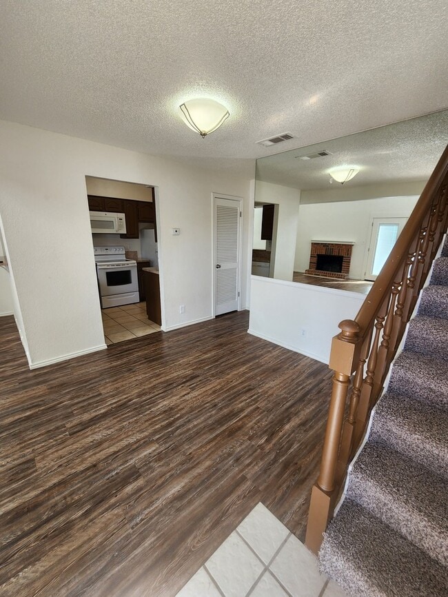 Photo - 2 story townhome, 2 bed 2.5 bath Unit A104