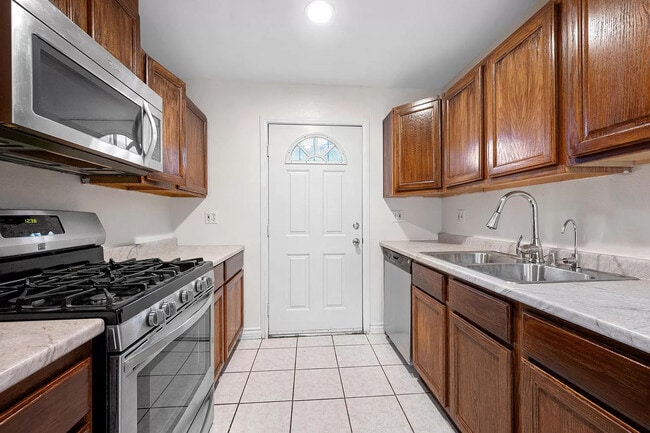 Photo - 14012 Sayre St