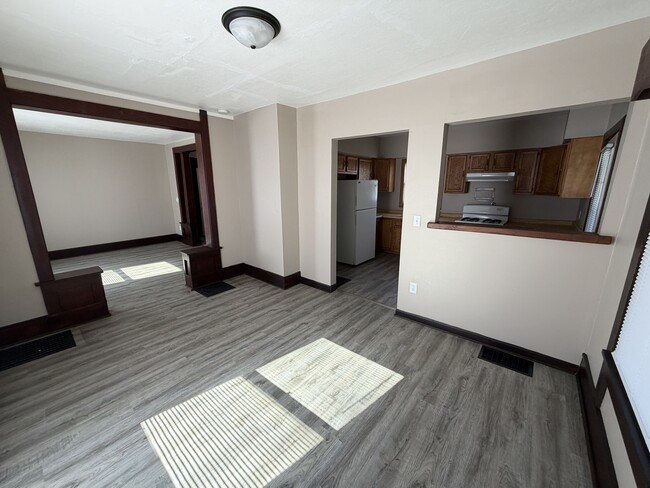 Photo - 757 Moore St