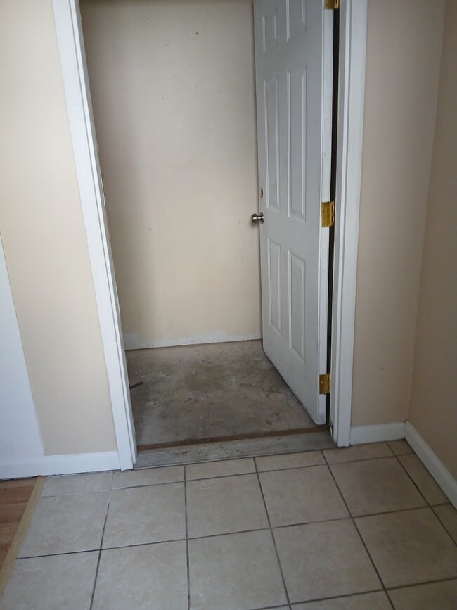 Building Photo - 711 S Poplar St