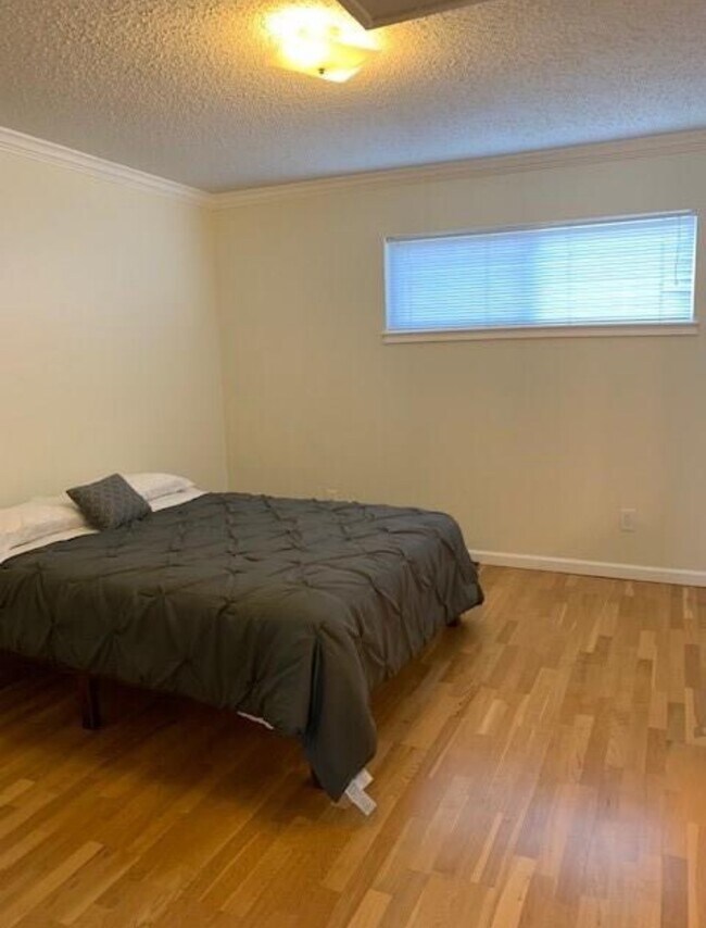 Building Photo - 6410 Del Monte Dr Unit 115