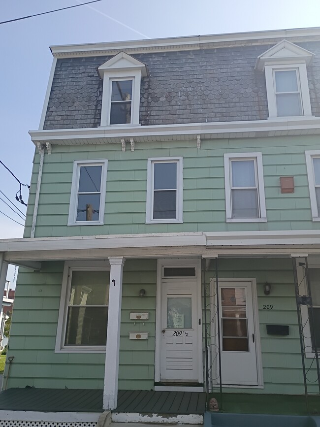 Building Photo - 209 1/2 Reno Ave Unit Reno Avenue