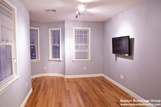 Photo - 195 W 3rd St
