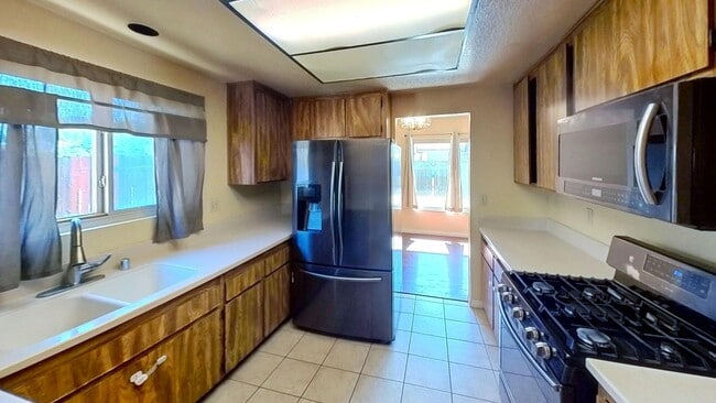 MOVE IN SPECIAL! Spacious 4 Bedroom 2 Bath... - MOVE IN SPECIAL! Spacious 4 Bedroom 2 Bath... House