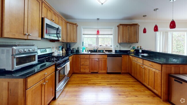 Building Photo - 400 Burr St Rental