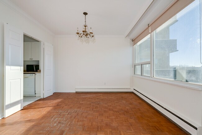 Photo - SUPER-SIZED superior suites in Forest Hill... Unit 1 Bedroom