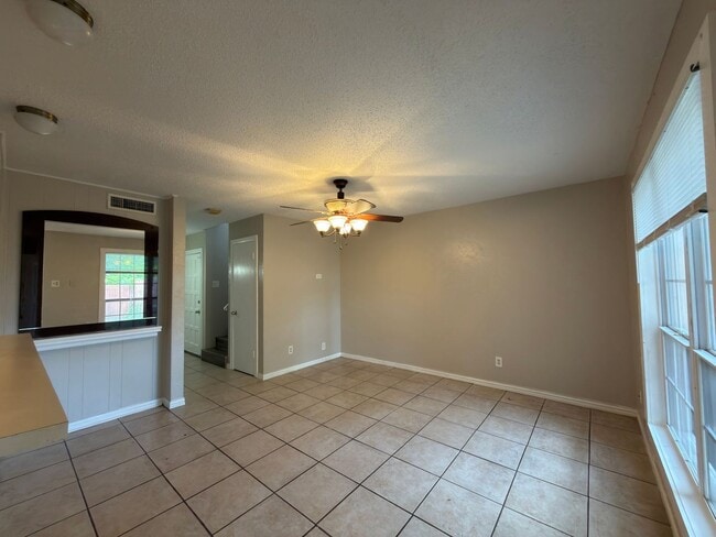 Building Photo - 358 Valley Park Dr