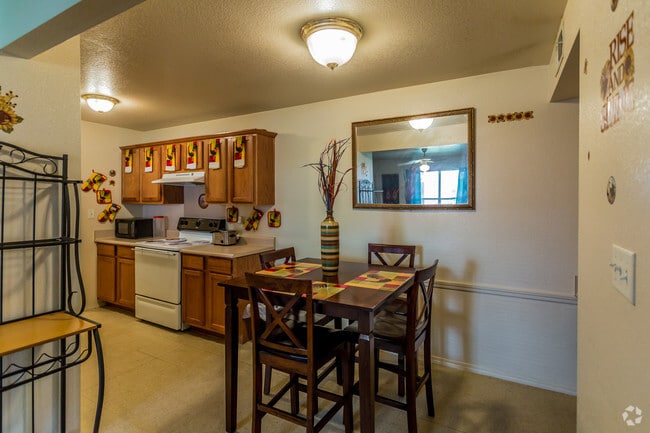 2BR, 2BA - 912 SF - Dining Area - Chapel Ridge Jackson