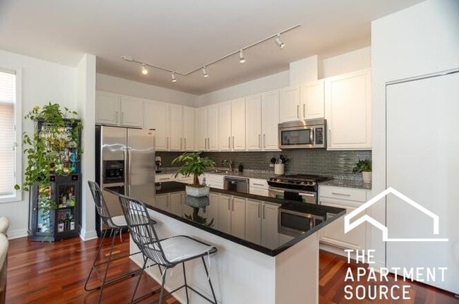 Building Photo - 330 N Clinton St Unit 508