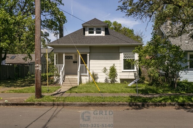 Building Photo - Charming 3 Bedroom Craftsman Home Available in SE Portland!