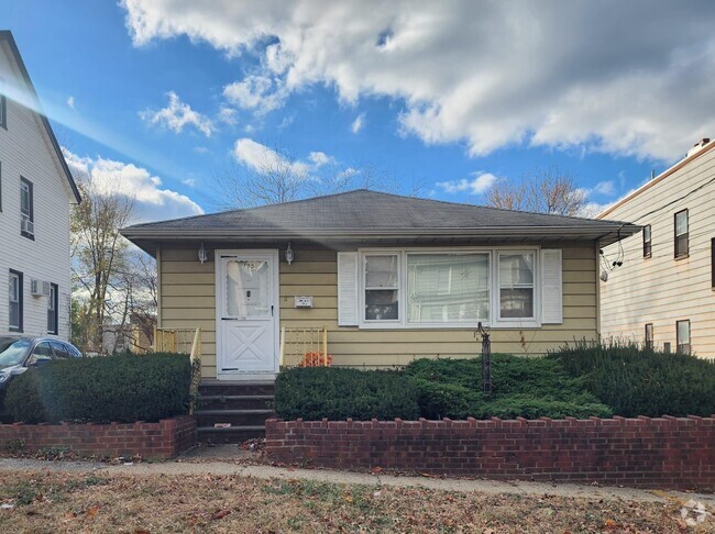 Building Photo - 195-7 Custer Ave Rental