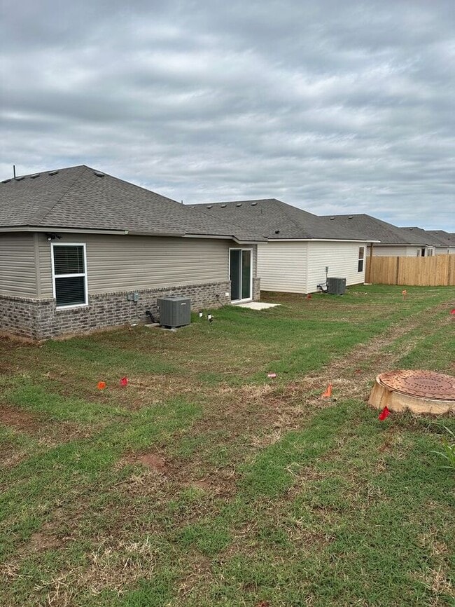 Photo - Now Available: Spacious 3-Bedroom, 2-Bath Home in Yukon—Don't Miss Out!