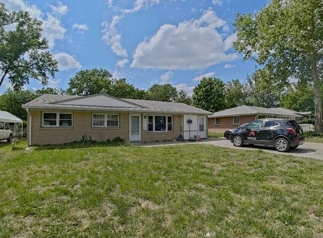 Building Photo - Large Fenced-in Backyard + Stainless Steel Appliances! Available August 5th!