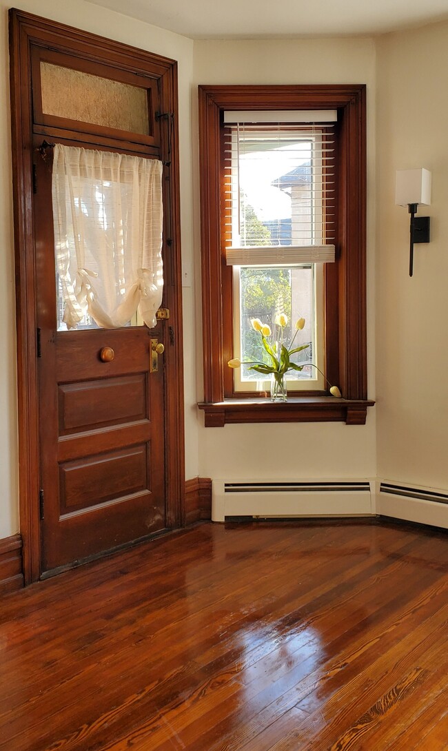 Building Photo - 156 S Main St Unit Victorian Charm#1