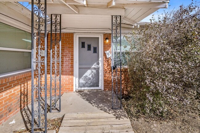 Building Photo - 2306 SW 8th Ave Unit 2306 SW 8th Ave #3