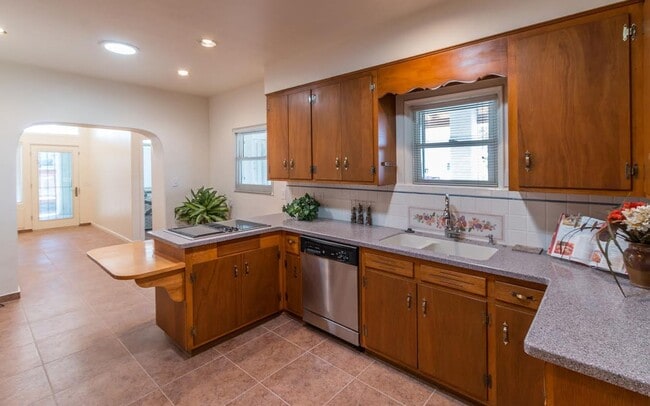 Photo - U of A  5 BEDROOM