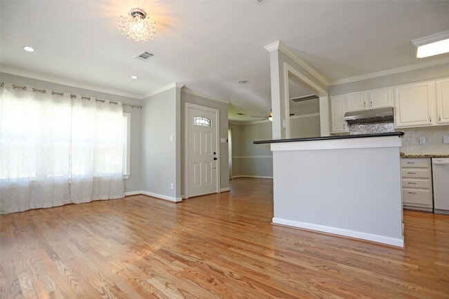 Photo - 1721 Woodcrest Dr