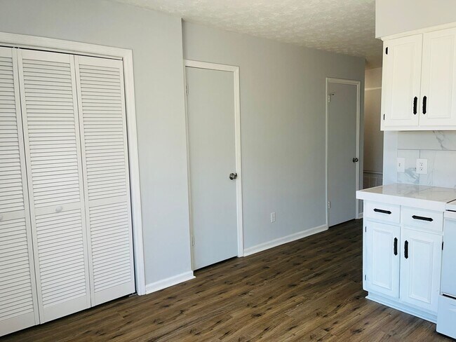 Photo - 104 Peachtree Ct Unit 104 Peachtree Ct A