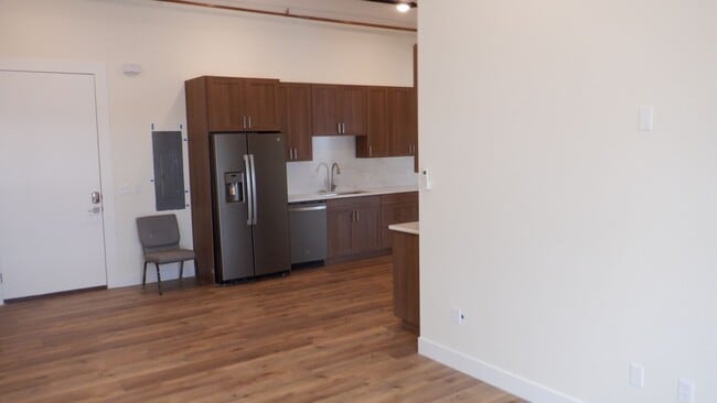 Building Photo - 2 bed / 1 bath Condo Living North End of T...