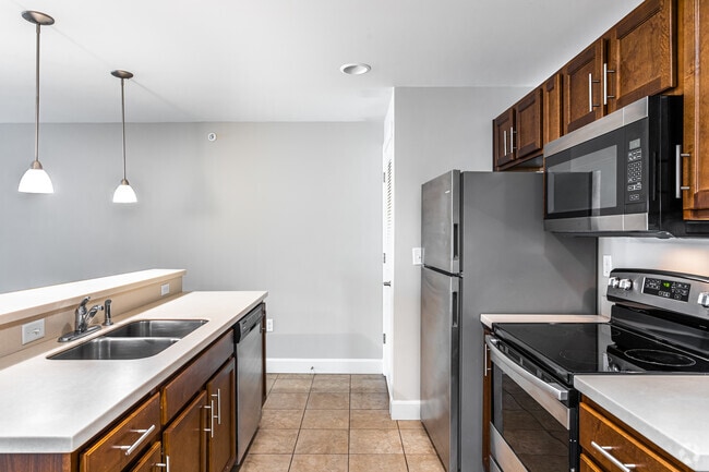 2BR, 2BA - 965SF