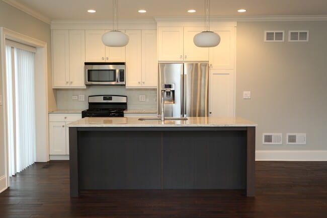 Photo - 2305 W Waveland Ave Unidad 1W