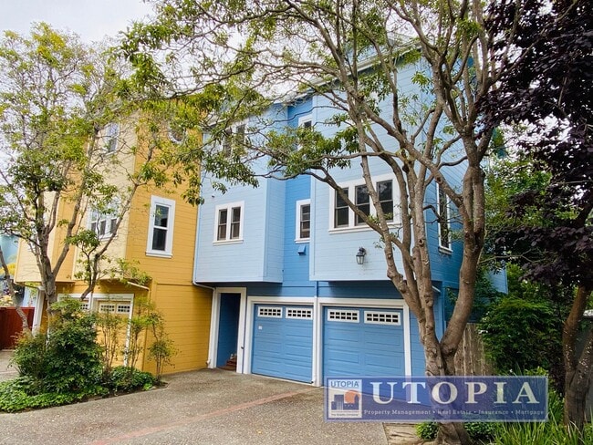 Building Photo - Beach Hill Townhouse, 3 Bedroom, 2.5 Bathroom just 2 Blocks to Main Beach