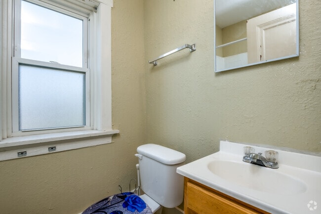 Studio, 1 BA - 300SF