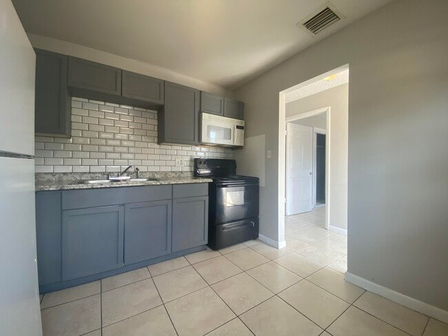 Building Photo - 3208 Louisiana Ave Unit 2