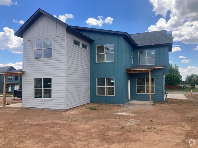 Building Photo - 3 Bedroom, 2 Bath Duplex with Fenced Yard ... Rental