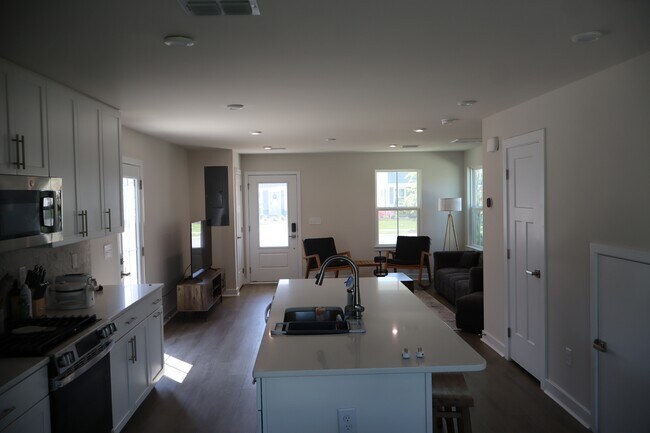 Photo - 2504 Rowyn St