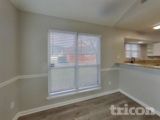 Photo - 838 Poydras Ln W