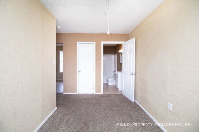 Photo - 330 E Lynn St