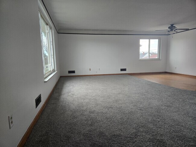 Living Room - 8221 Pelham Dr Unit Upper