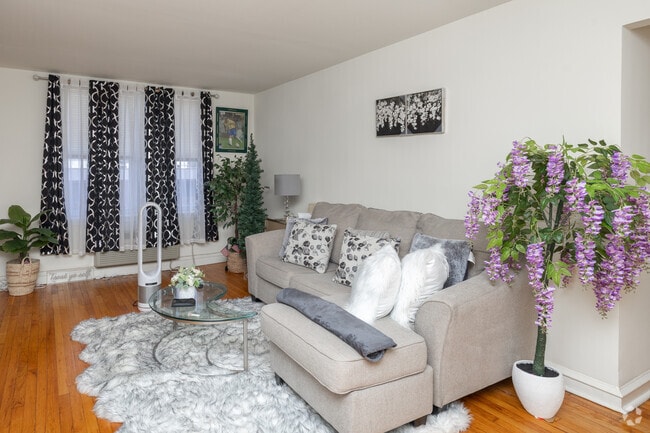 1BR, 1BA - 640SF - Living Room