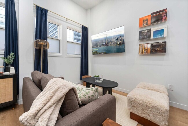 Photo - 168 McCaul St Unit SI ID1389231P