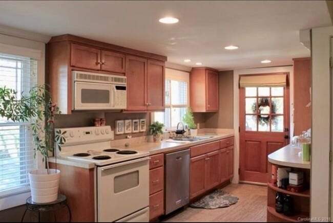 Photo - 211 Front St