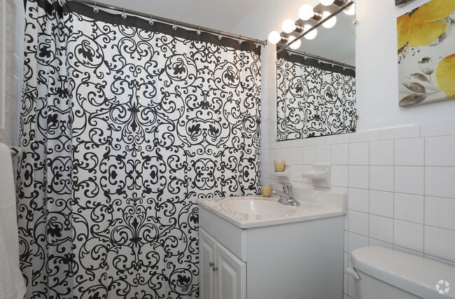 Baño - Greenfield Village Apartments