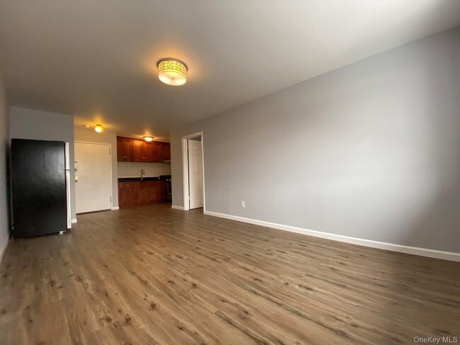 Building Photo - 61-22 168th St Unit 2R