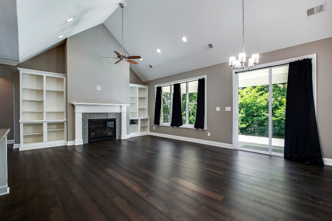 Photo - 318 Chatuga Ln