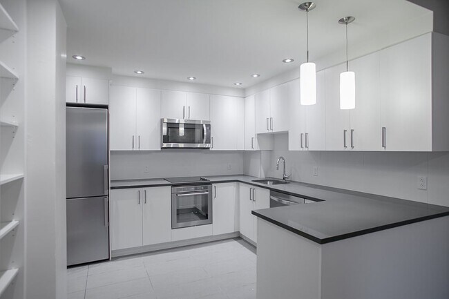 Building Photo - 3495 Rue de la Montagne Unit 409