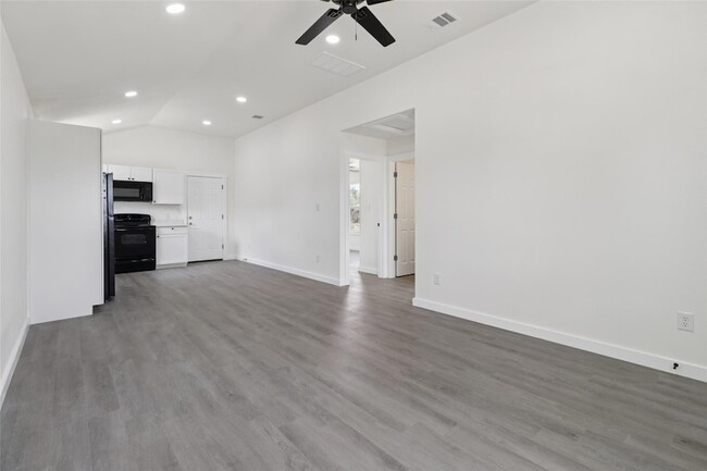 Photo - 1087 Schubert Ln