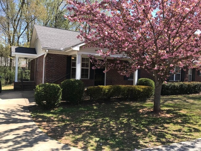 Building Photo - 322 Elizabeth Alexandra Cir Unit 0