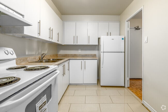 1BR + Den, 1BA - 850SF - Kitchen