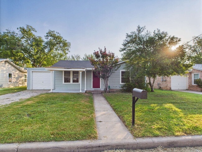 Building Photo - Adorable two-bedroom one-bath !!!!! Rental