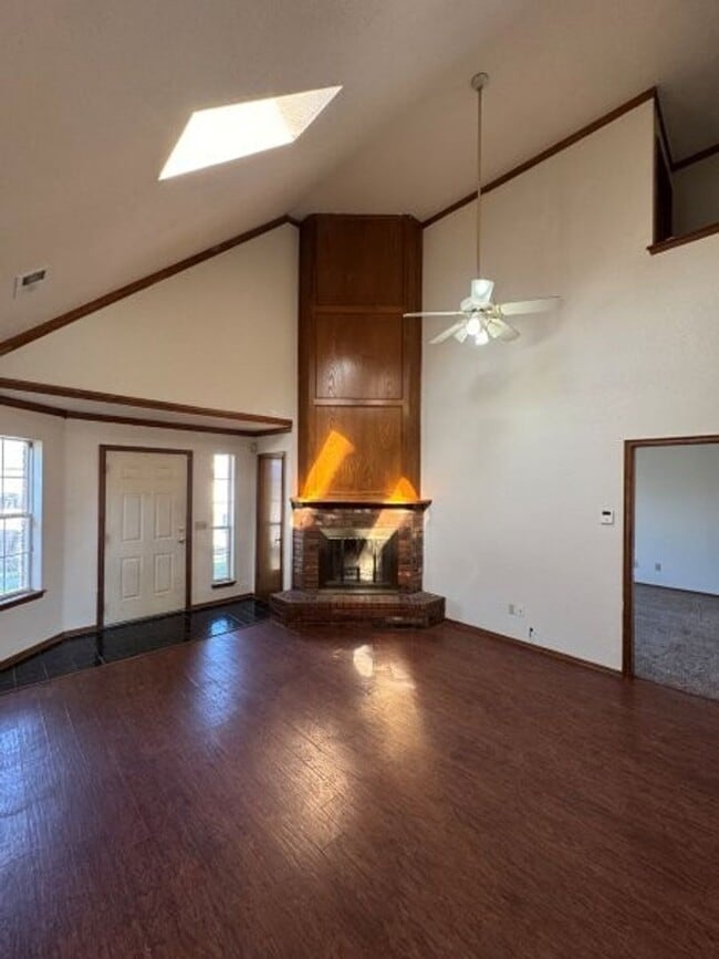 Photo - 4 bed 2story, 2 full baths, fenced yard, i...