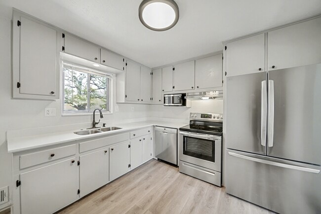 Photo - 3861 Moore St