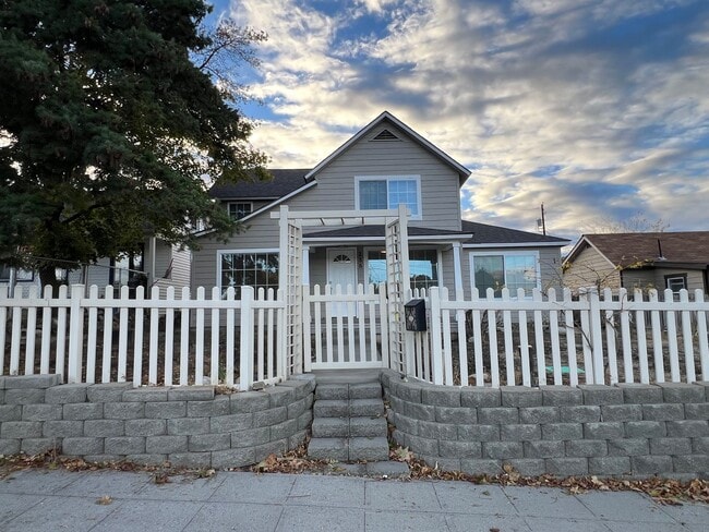 Building Photo - NEWLY REMODELED! 3+ bed, 1.5 bath, a/c, d/...